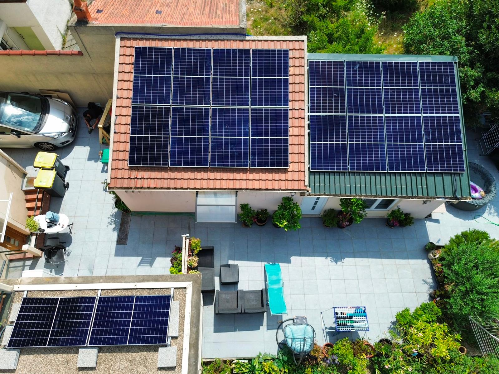 Panneaux photovoltaïques sur la toiture à Cachan