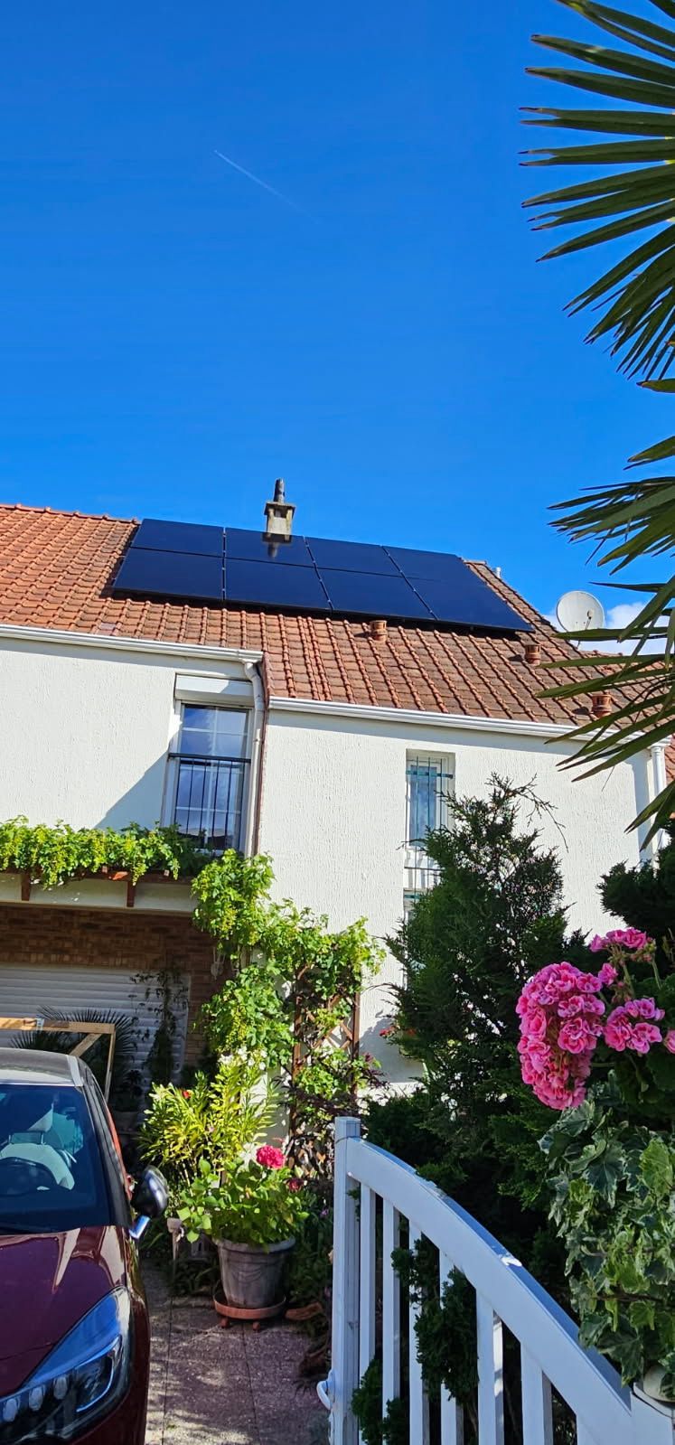 Panneaux photovoltaïques sur la toiture à Lagny-sur-Marne