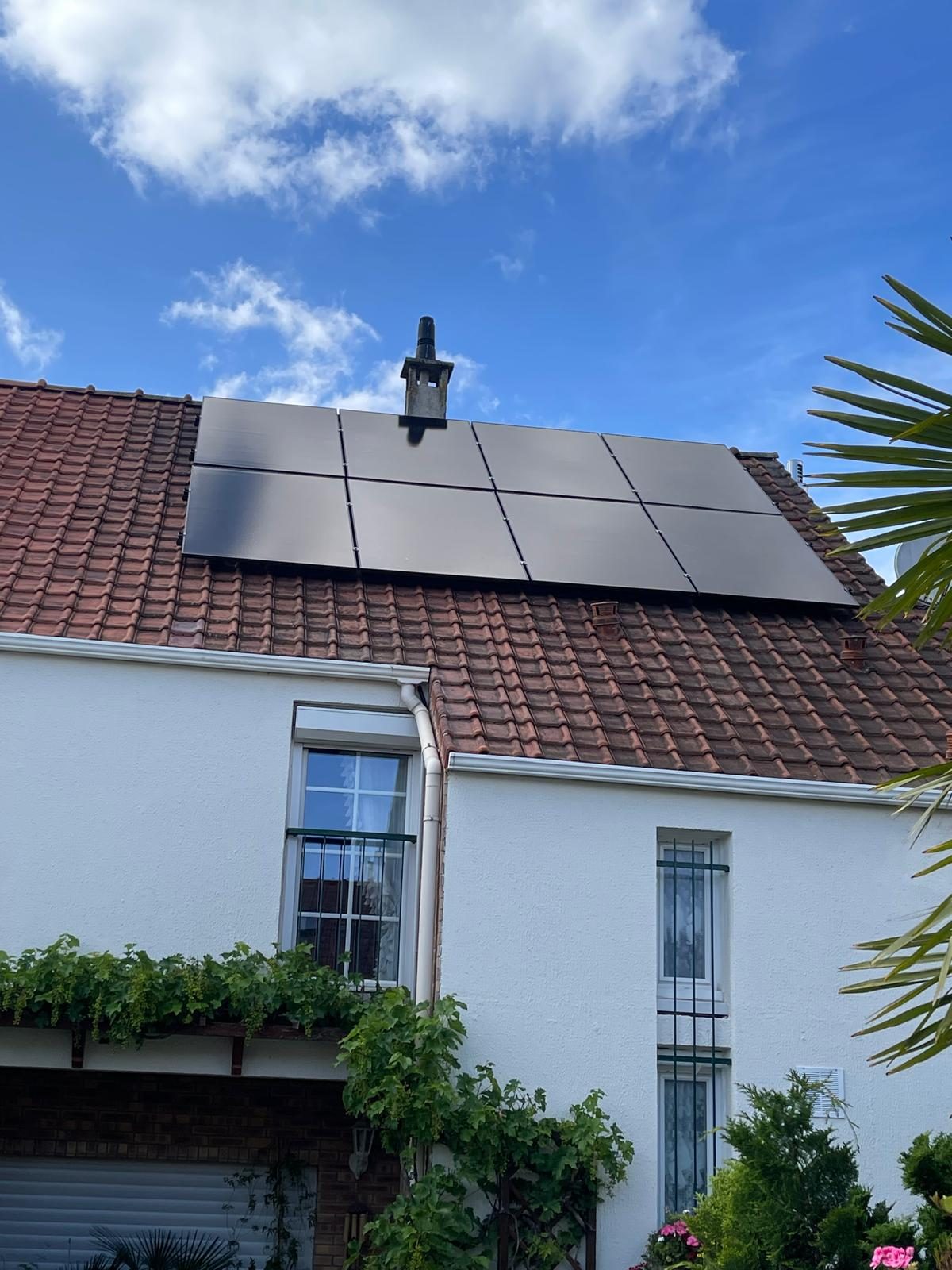 Panneaux noirs posés sur toiture en tuiles à Lagny-sur-Marne